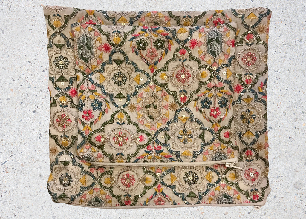 Pochette zippée beige à motifs floraux brodés multicolores