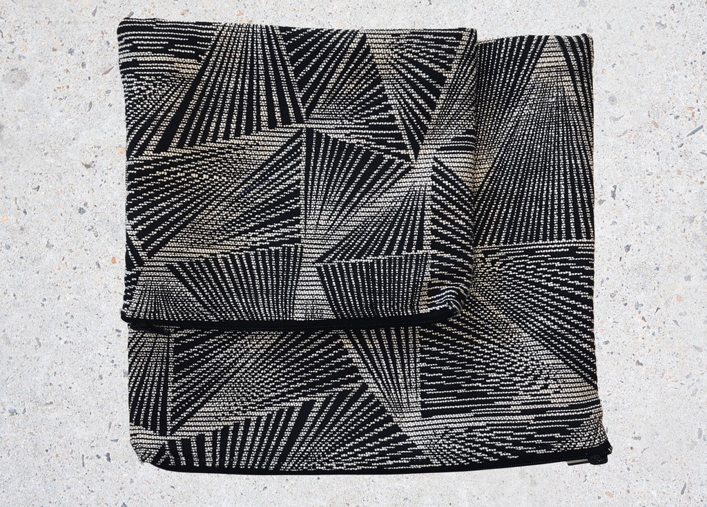 Pochette zippée à motifs géométriques noirs et clairs