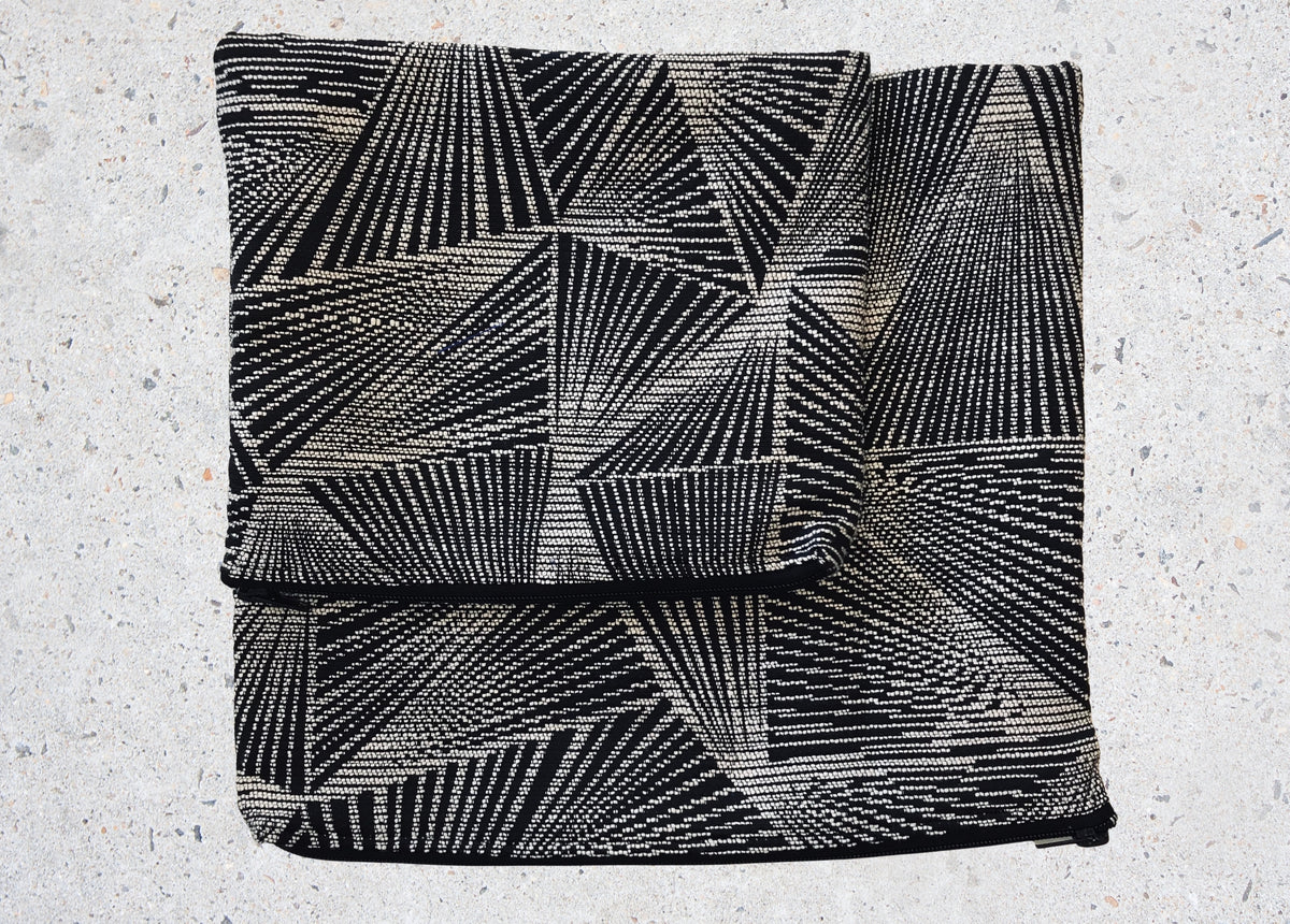 Pochette zippée à motifs géométriques noirs et clairs