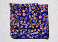 Pochette zippée bleu vif à broderies florales multicolores
