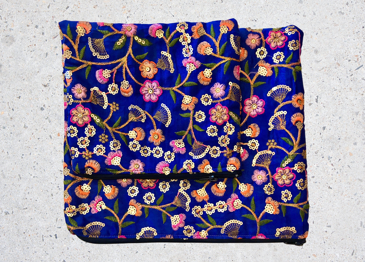Pochette zippée bleu vif à broderies florales multicolores