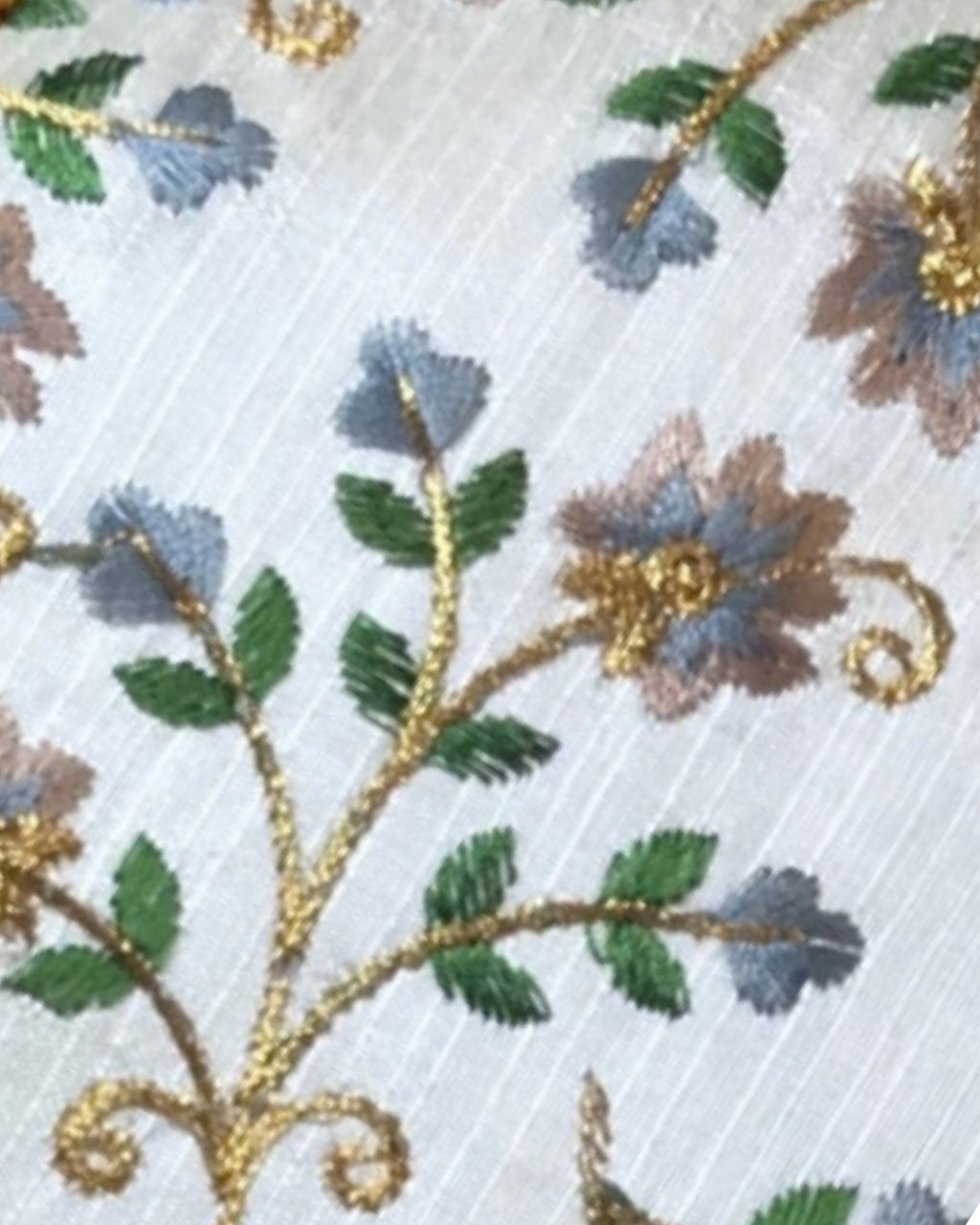 Détail du motif floral de la Couronne Fleuri Or, fleurs douces, feuilles vertes et tiges dorées