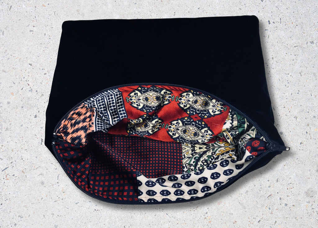 Pochette sombre avec doublure patchwork rouge, noire et blanche