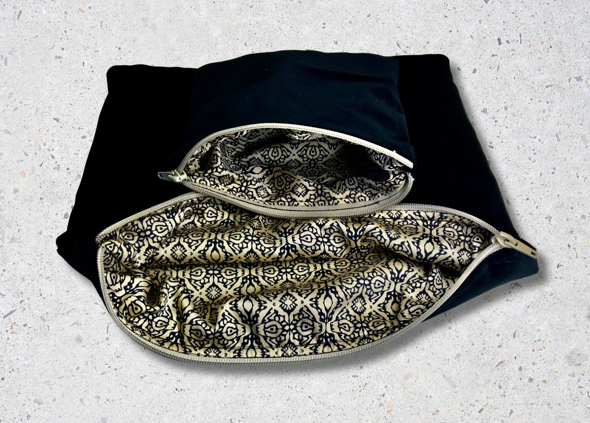 Pochettes en velours sombre avec doublure géométrique noire et crème