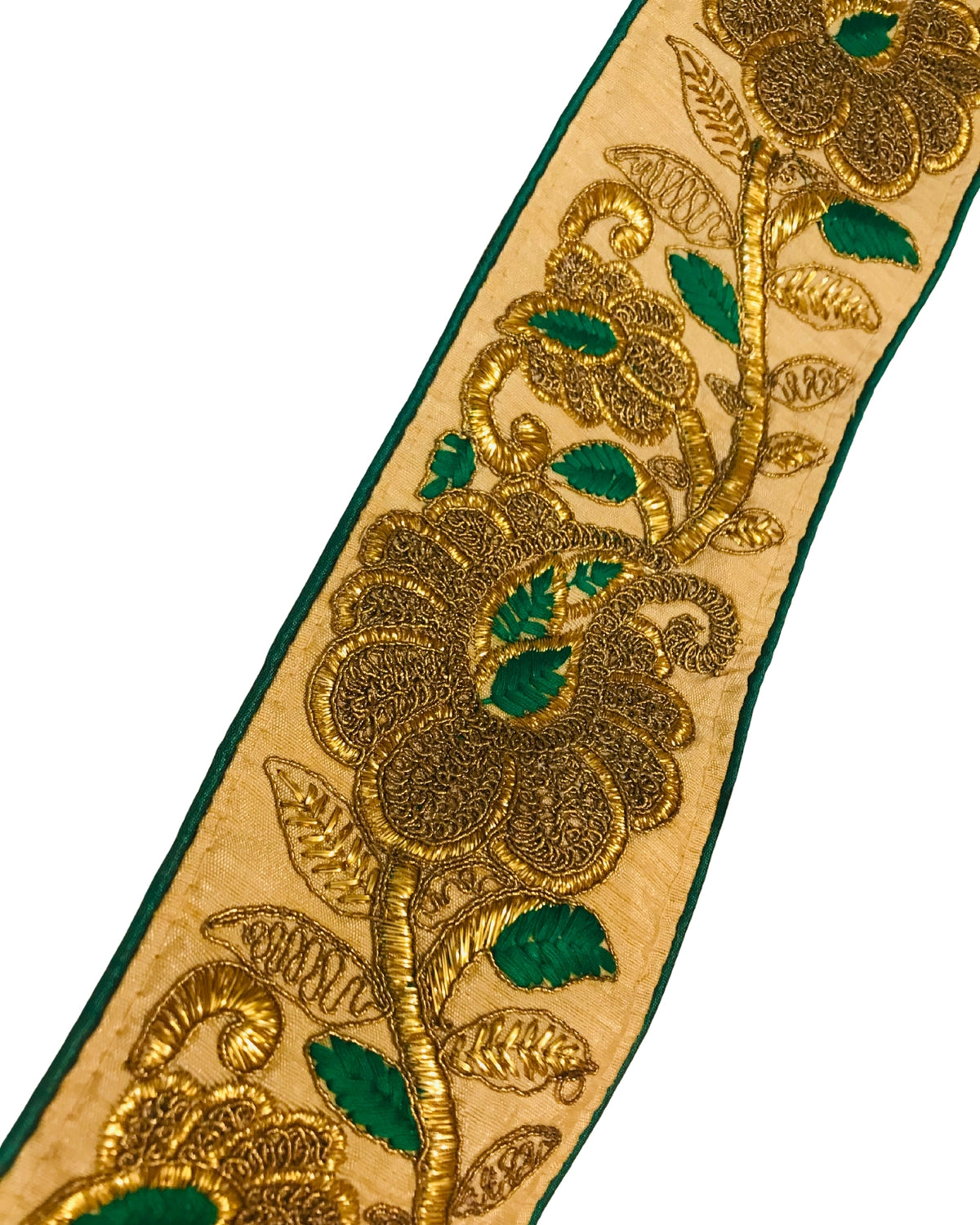 Gros plan des motifs floraux dorés en relief et des détails verts
