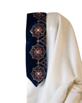 Couronne Velours Bleu présentée sur un tissu blanc, avec motifs brodés multicolores