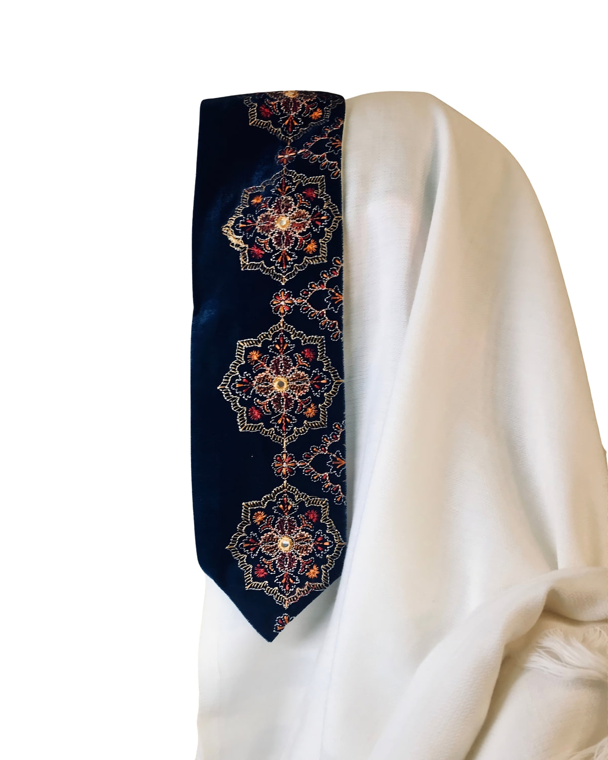 Couronne Velours Bleu présentée sur un tissu blanc, avec motifs brodés multicolores
