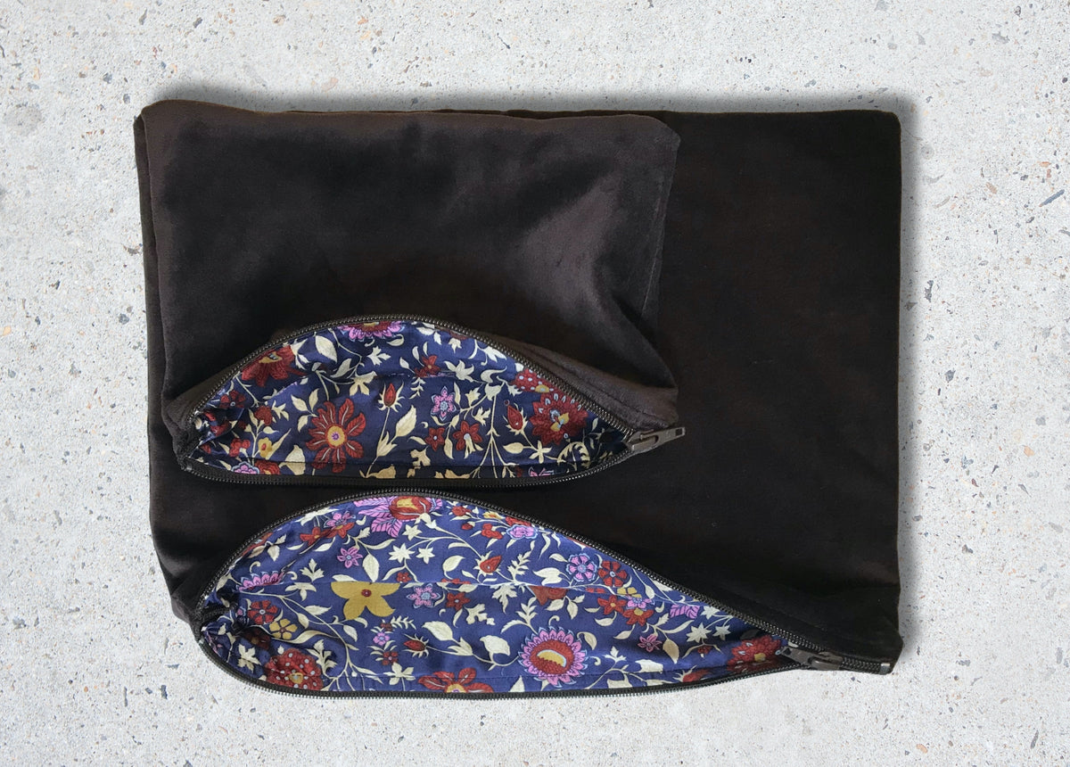 Pochettes sombres avec doublure florale sur fond bleu