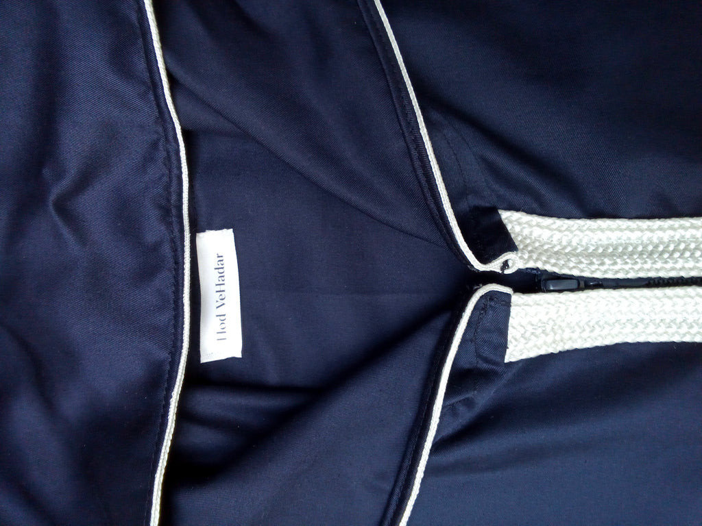 Détail des finitions blanches de la Jellaba Zip Bleu Entracite