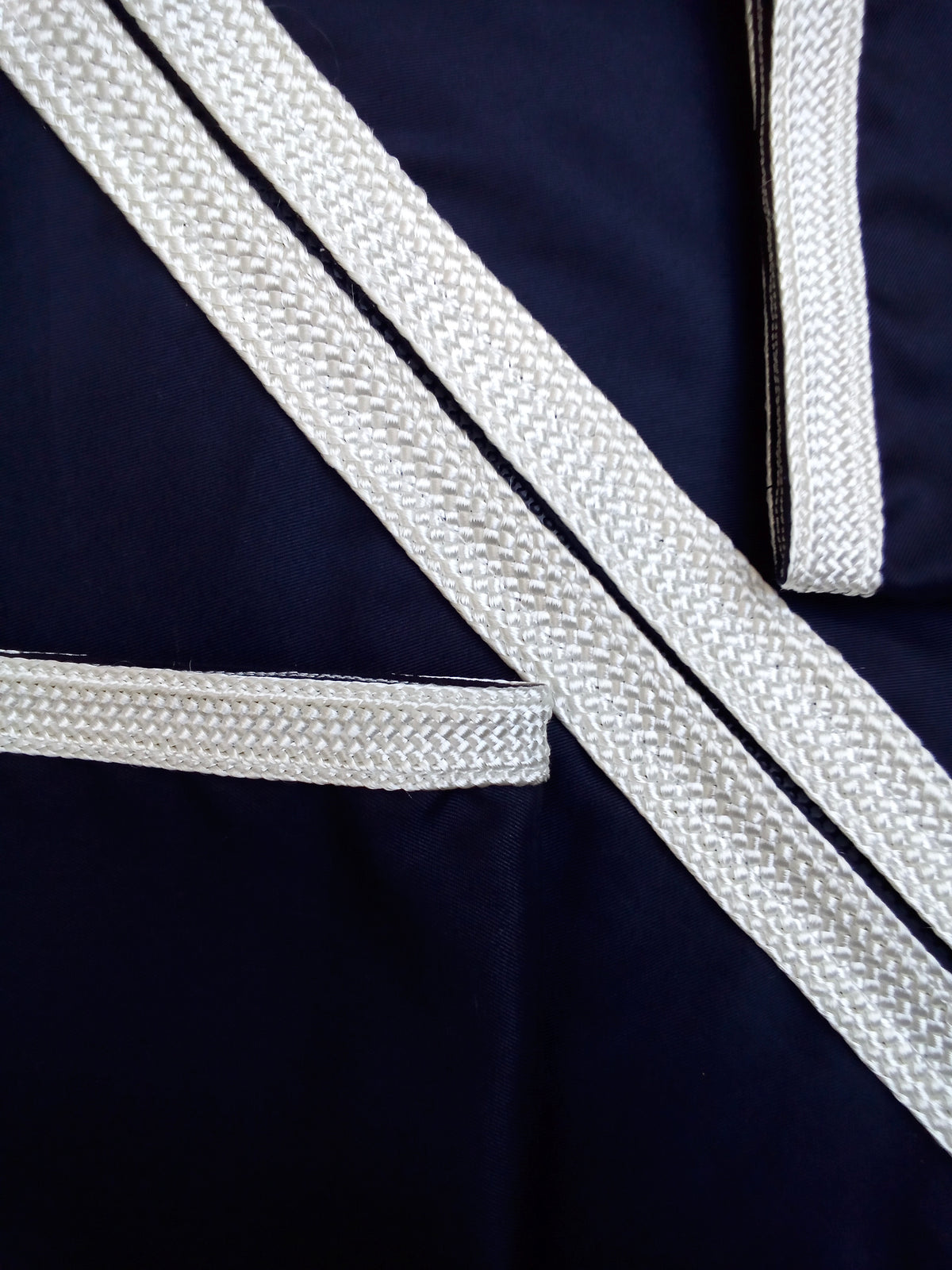 Détail de la capuche et du zip de la Jellaba Zip Bleu Entracite